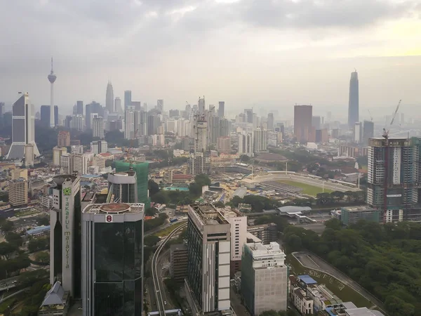 Kuala Lumpur, Malezya - 18 Ağustos 2018: Kuala Lumpur şehir manzarası açık Kalimantan içinde yanan ve yerel nedeniyle ağır pus sırasında güneş doğarken, havadan görünümü.