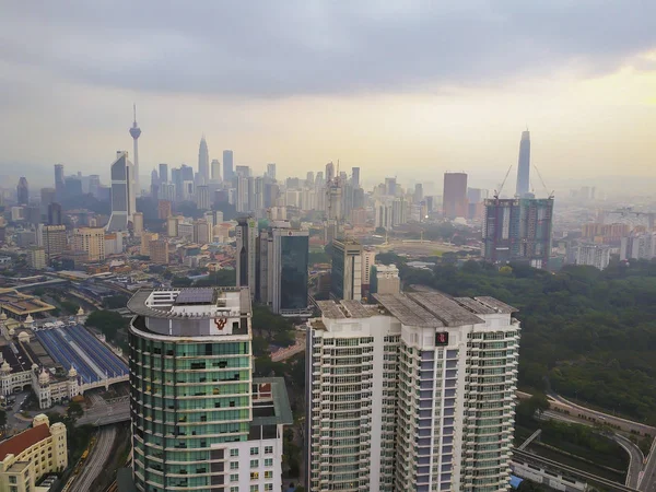 Kuala Lumpur, Malezya - 18 Ağustos 2018: Kuala Lumpur şehir manzarası açık Kalimantan içinde yanan ve yerel nedeniyle ağır pus sırasında güneş doğarken, havadan görünümü.