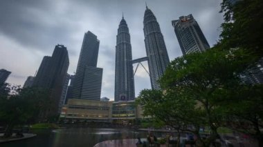 Kuala Lumpur, Malezya - Temmuz 7, 2018:4 k zaman atlamalı gün Petronas İkiz Kuleleri Klcc Lake Park gece günbatımı mahallinde turist ve yerel müzik çeşme göstermek zevk için. Pan sol