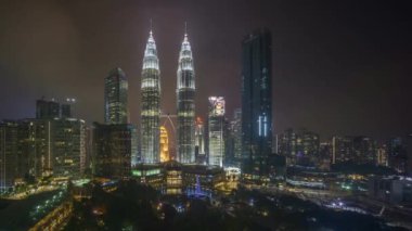 Kuala Lumpur şehir manzarası, gün batımı sahnenin 4 k zaman atlamalı. Aşağı eğimli