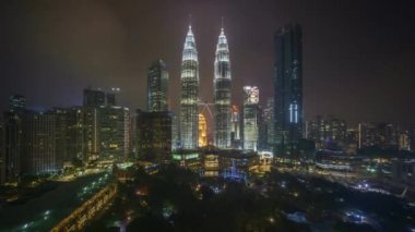 Kuala Lumpur şehir manzarası, gün batımı sahnenin 4 k zaman atlamalı. Yakınlaştır