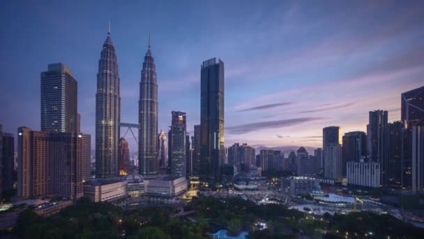 Zeitraffer Der Sonnenaufgangsszene Der Skyline Von Kuala Lumpur Neigung Nach — Stockvideo