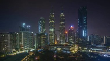 Kuala Lumpur şehir manzarası, gündoğumu sahnenin 4 k zaman atlamalı. Sağa çevir