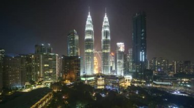 Kuala Lumpur şehir manzarası, gece sahne 4 k zaman atlamalı. Sağa çevir