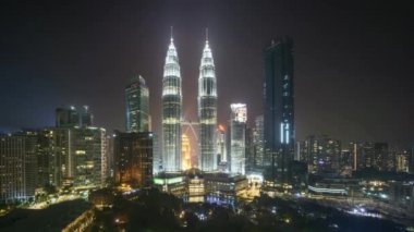 Kuala Lumpur şehir manzarası, gece sahne 4 k zaman atlamalı. Aşağı eğimli