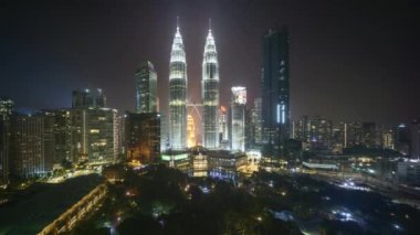 Kuala Lumpur şehir manzarası, gece sahne 4 k zaman atlamalı. Yakınlaştır