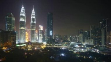 Kuala Lumpur şehir manzarası, gece sahne 4 k zaman atlamalı. Pan sol
