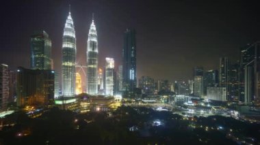 Kuala Lumpur şehir manzarası, gece sahne 4 k zaman atlamalı. Yakınlaştır