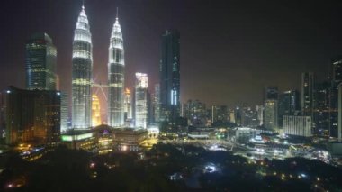 Kuala Lumpur şehir manzarası, gece sahne 4 k zaman atlamalı. Vınlamak dışarı
