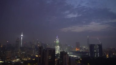 Kuala Lumpur, Malezya - 29 Eylül 2018: 4 sinematik çekim gündoğumu kurulması k mavi saat puslu sabah Kuala Lumpur şehir manzarası. 