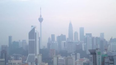 Kuala Lumpur, Malezya - 29 Eylül 2018: 4 sinematik çekim gündoğumu kurulması k mavi saat puslu sabah Kuala Lumpur şehir manzarası. 