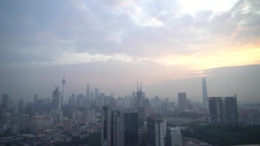 Kuala Lumpur, Malezya - 29 Eylül 2018: 4 sinematik çekim gündoğumu kurulması k mavi saat puslu sabah Kuala Lumpur şehir manzarası. 