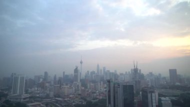 Kuala Lumpur, Malezya - 29 Eylül 2018: 4 sinematik çekim gündoğumu kurulması k mavi saat puslu sabah Kuala Lumpur şehir manzarası. 