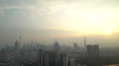 Kuala Lumpur, Malezya - 29 Eylül 2018: 4 sinematik çekim gündoğumu kurulması k mavi saat puslu sabah Kuala Lumpur şehir manzarası. 