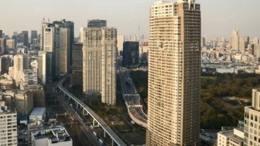 Tokyo şehir merkezinin zaman aralığı hareket bulanık arabasıyla ve hızlı tren hareketiyle yükseliyor. Eğil.