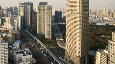 Tokyo şehir merkezinin zaman aralığı hareket bulanık arabasıyla ve hızlı tren hareketiyle yükseliyor. Sola çevir