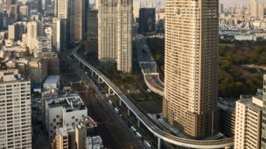 Tokyo şehir merkezinin zaman aralığı hareket bulanık arabasıyla ve hızlı tren hareketiyle yükseliyor. Eğil.