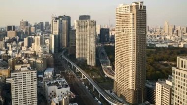 Tokyo şehir merkezinin zaman aralığı hareket bulanık arabasıyla ve hızlı tren hareketiyle yükseliyor. Yakınlaştır