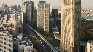 Tokyo şehir merkezinin zaman aralığı hareket bulanık arabasıyla ve hızlı tren hareketiyle yükseliyor. Uzaklaştır