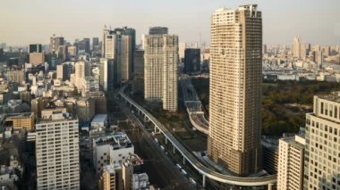 Tokyo şehir merkezinin zaman aralığı hareket bulanık arabasıyla ve hızlı tren hareketiyle yükseliyor.. 