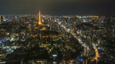Tokyo şehrinin ufuk çizgisindeki gece sahnesinin 4k süreleri. Yakınlaştır
