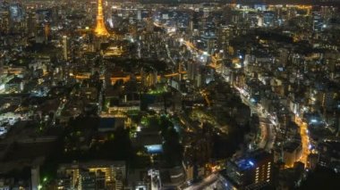 Tokyo şehrinin ufuk çizgisindeki gece sahnesinin 4k süreleri. Eğil.