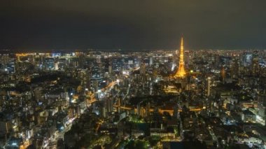 Tokyo şehrinin ufuk çizgisindeki gece sahnesinin 4k süreleri. Eğil.