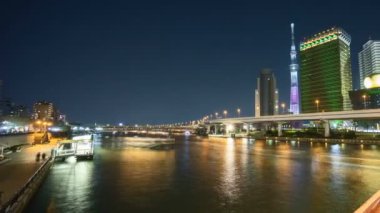 Tokyo City Skyline, Tokyo Sky Tree, Sumida River 'da gece sahnesinin 4k süreleri. Sağa çevir