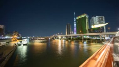 Tokyo City Skyline, Tokyo Sky Tree, Sumida River 'da gece sahnesinin 4k süreleri. 