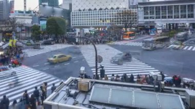 Shibuya Kavşağı, Tokyo, dünyanın en işlek kavşaklarından biri (yaya geçidi karmaşası). Gün batımından gece batımına kadar. Uzaklaştır