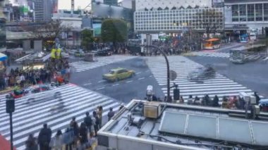Shibuya Kavşağı, Tokyo, dünyanın en işlek kavşaklarından biri (yaya geçidi karmaşası). Gün batımından gece batımına kadar. Sağa çevir