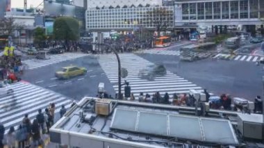 Shibuya Kavşağı, Tokyo, dünyanın en işlek kavşaklarından biri (yaya geçidi karmaşası). Gün batımından gece batımına kadar. Sola çevir