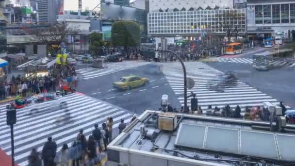 东京石谷十字路口是世界上最繁忙的交叉口之一 可翻越的交叉口 日落时分 时间一天天地流逝 潘右脚 — 图库视频影像