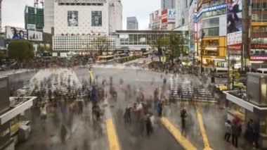 Shibuya Kavşağı, Tokyo, dünyanın en işlek kavşaklarından biri (yaya geçidi karmaşası). Gün batımından gece batımına kadar. Eğil.