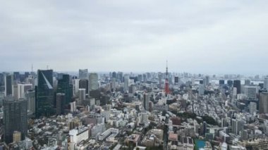 Tokyo City 'de Tokyo Kulesi' nin ufuk çizgisinde gün batımından geceye 4k zaman aşımı. Hava görüntüsü. Uzaklaştır