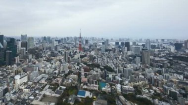 Tokyo City 'de Tokyo Kulesi' nin ufuk çizgisinde gün batımından geceye 4k zaman aşımı. Hava görüntüsü. Sola çevir
