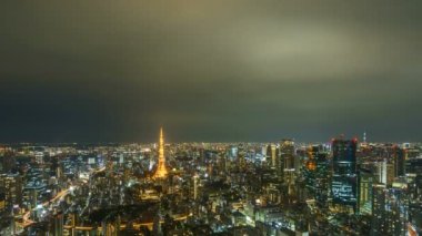 Tokyo City Skyline 'da Tokyo Kulesi' yle gündoğumu sahnesi. Eğil.
