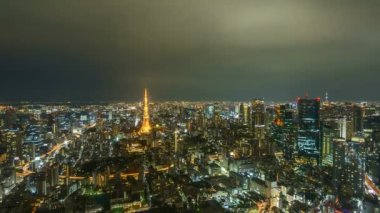 Tokyo City Skyline 'da Tokyo Kulesi' yle gündoğumu sahnesi. Uzaklaştır