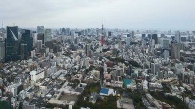 Tokyo City 'de Tokyo Kulesi' nin ufuk çizgisinde gün batımından geceye 4k zaman aşımı. Hava görüntüsü. Sola çevir