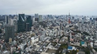 Tokyo City 'de Tokyo Kulesi' nin ufuk çizgisinde gün batımından geceye 4k zaman aşımı. Hava görüntüsü. Uzaklaştır