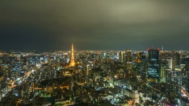 东京天际线与东京塔楼的日出场景 夜以继日 时光流逝4K 放大点 — 图库视频影像