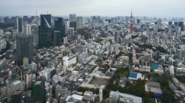 Tokyo City 'de Tokyo Kulesi' nin ufuk çizgisinde gün batımından geceye 4k zaman aşımı. Hava görüntüsü. Sağa çevir