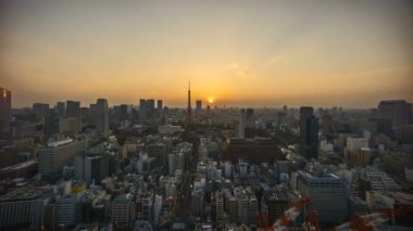 Tokyo City 'de, Tokyo Kulesi' yle birlikte gökyüzüne yükselen gündoğumu sahnesi.. 