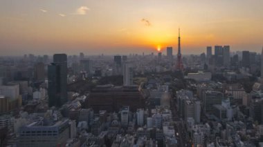 Tokyo City 'de Tokyo Kulesi' nin ufuk çizgisinde gün batımından geceye 4k zaman aşımı. Hava görüntüsü. Sağa çevir