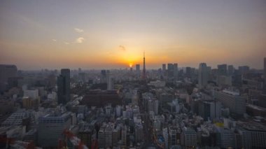 Tokyo City 'de Tokyo Kulesi' nin ufuk çizgisinde gün batımından geceye 4k zaman aşımı. Hava görünümü. 