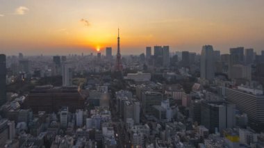 Tokyo City 'de Tokyo Kulesi' nin ufuk çizgisinde gün batımından geceye 4k zaman aşımı. Hava görüntüsü. Sola çevir
