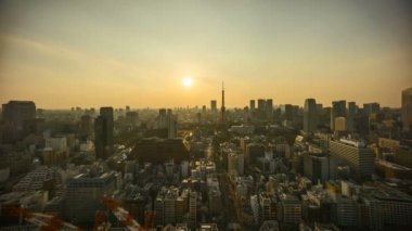Tokyo City 'de Tokyo Kulesi' nin ufuk çizgisinde gün batımından geceye 4k zaman aşımı. Hava görünümü. 