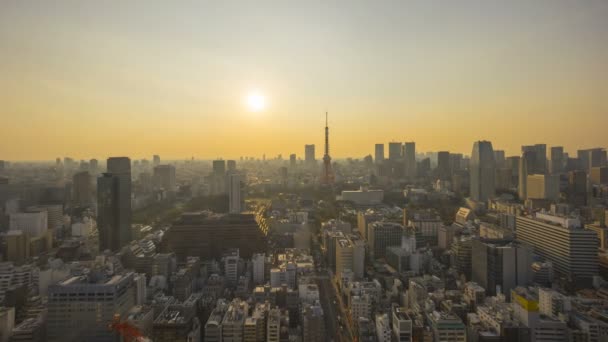 東京タワーと東京シティスカイラインで日没日から夜のシーンの4K時間経過 空中展望 ズームイン — ストック動画