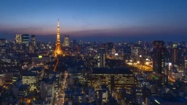 Tokyo City Skyline 'da Tokyo Kulesi' yle gündoğumu sahnesi. Uzaklaştır