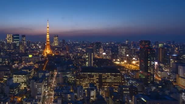 东京天际线与东京塔楼的日出场景 夜以继日 时光流逝4K 潘离开了 — 图库视频影像